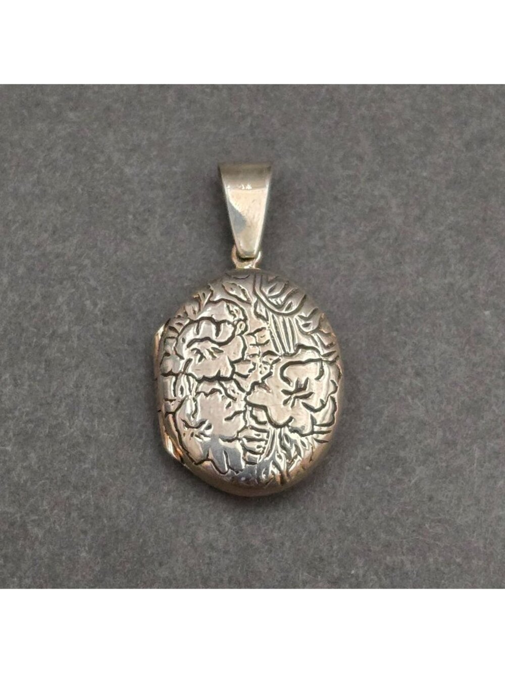 Vintage Sterling Silver Floral Locket Pendant Engraved Oval Photo Keeper 1" - Picture 1 of 9